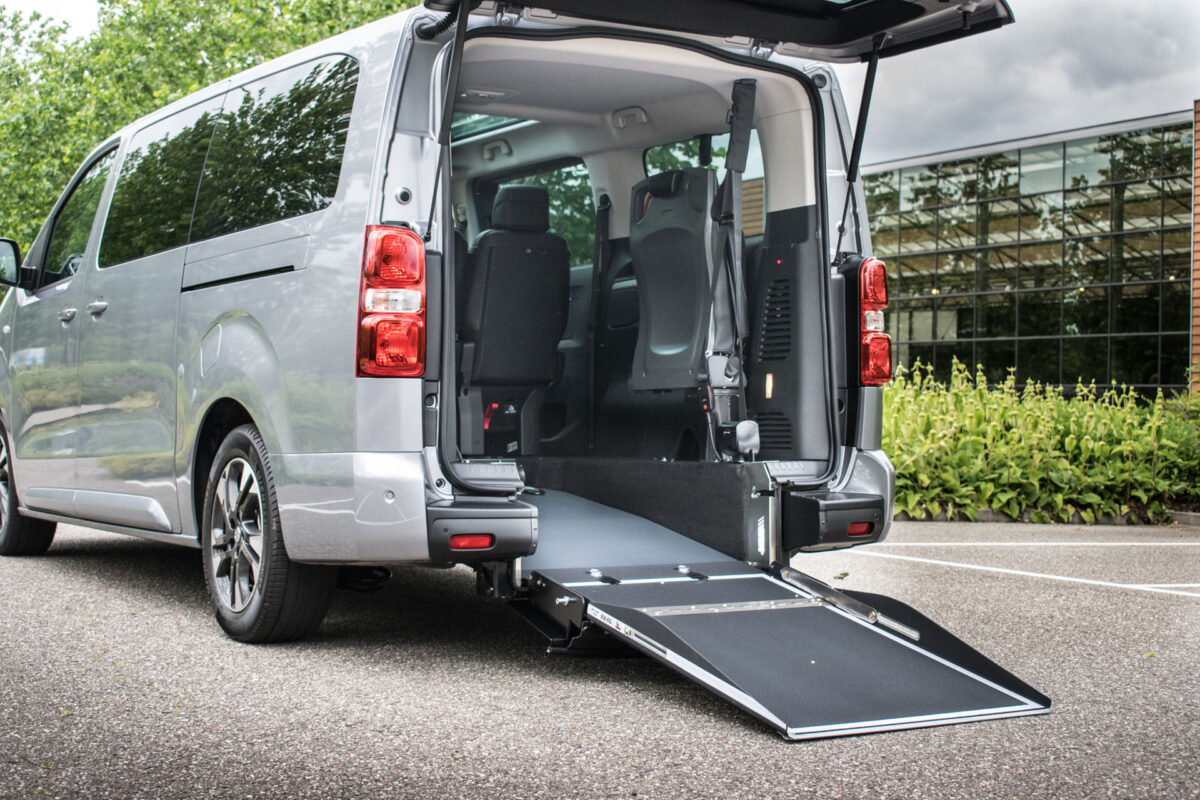 bodemverlaging met rolstoel in auto