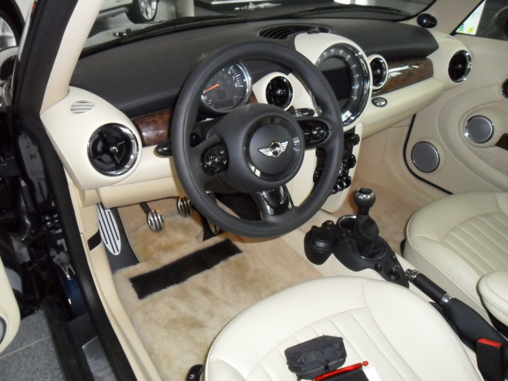 links gas mooi geïntegreerd in auto